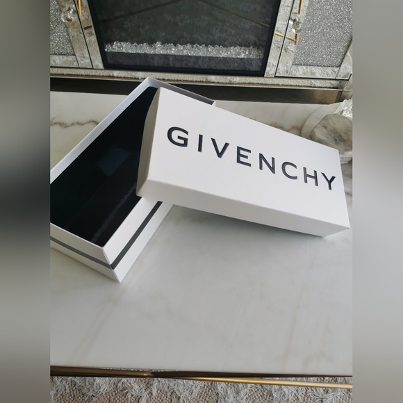 Givenchy box (empty) - Picture 4 of 4